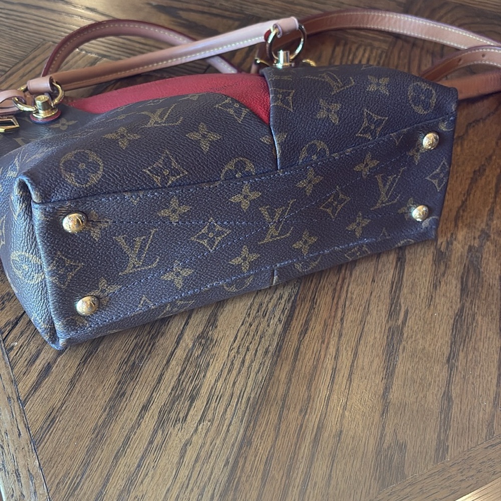 Louis Vuitton V Monogram - Picture 15 of 16